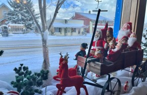 Fly-Trap-Antiques-santa-christmas-display_640x480